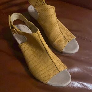 Clark’s, Ultimate comfort collection, size 8, leather sandals, marigold.